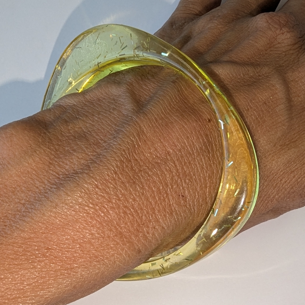 VTG YELLOW CONFETTI LUCITE TRIANGULAR/ROUND BANGLE